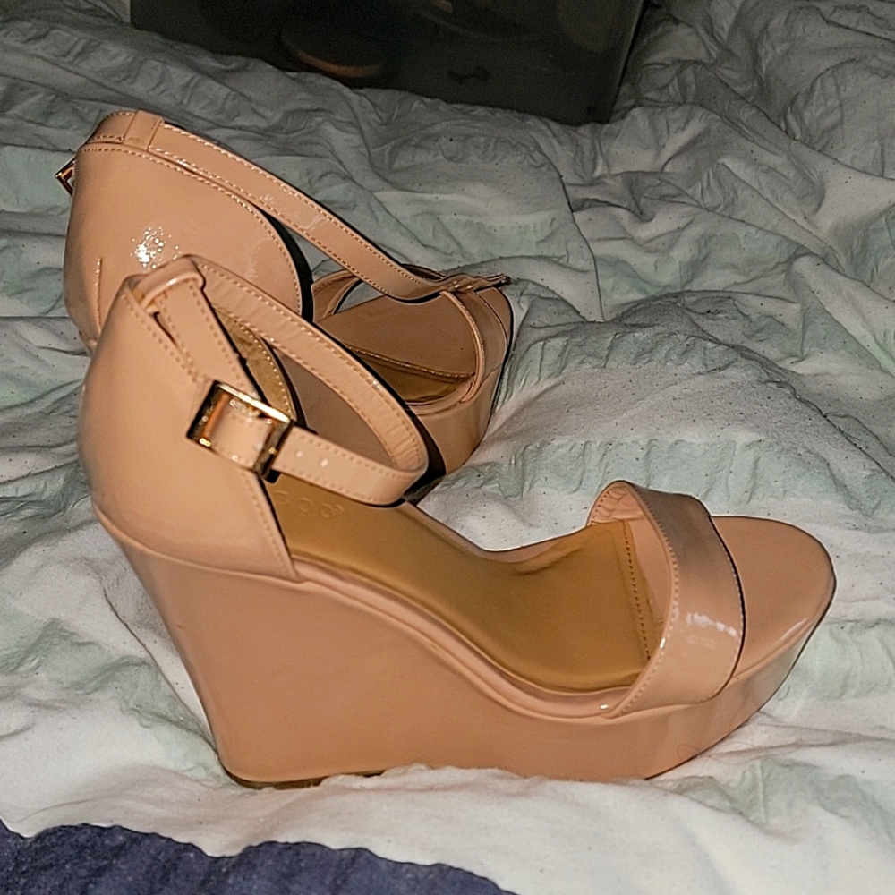 Nude patent leather wedge sandle